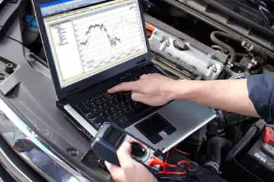 فحص كمبيوتر السيارة بجهاز لابتوب وجهاز قياس